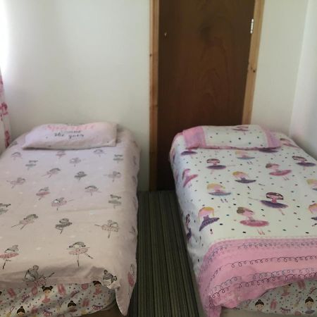 Pink House ,Opposite Beach ,Sleeps 6 , 2 Bedroom Ground Floor Self Contained Garden Flat , Private Entrance , Kitchen , Guaranteed Parking ,Wifi , Movies ,Bathroom ,Fridge , Microwave ,Bedroom 1, Double Bed & 2 Single Beds ,Bedroom 2 , Double Bed Paignton Zewnętrze zdjęcie