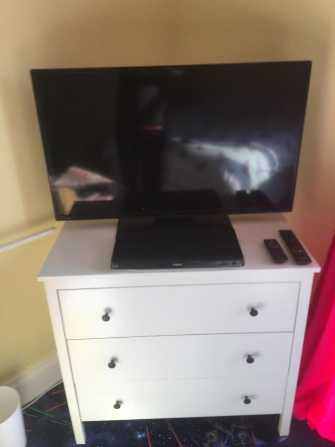 Pink House ,Opposite Beach ,Sleeps 6 , 2 Bedroom Ground Floor Self Contained Garden Flat , Private Entrance , Kitchen , Guaranteed Parking ,Wifi , Movies ,Bathroom ,Fridge , Microwave ,Bedroom 1, Double Bed & 2 Single Beds ,Bedroom 2 , Double Bed Paignton Zewnętrze zdjęcie