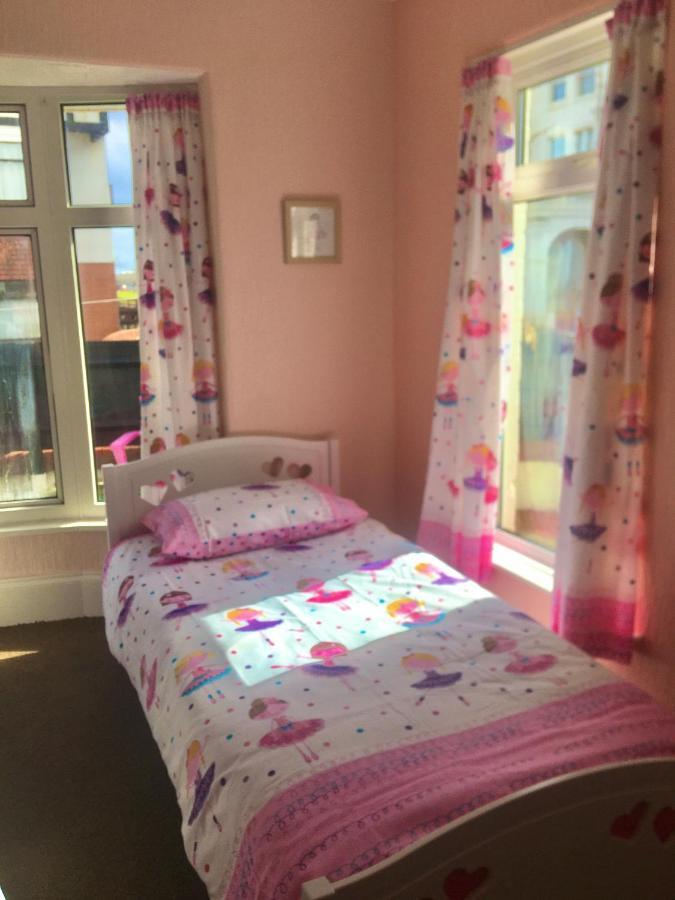 Pink House ,Opposite Beach ,Sleeps 6 , 2 Bedroom Ground Floor Self Contained Garden Flat , Private Entrance , Kitchen , Guaranteed Parking ,Wifi , Movies ,Bathroom ,Fridge , Microwave ,Bedroom 1, Double Bed & 2 Single Beds ,Bedroom 2 , Double Bed Paignton Zewnętrze zdjęcie