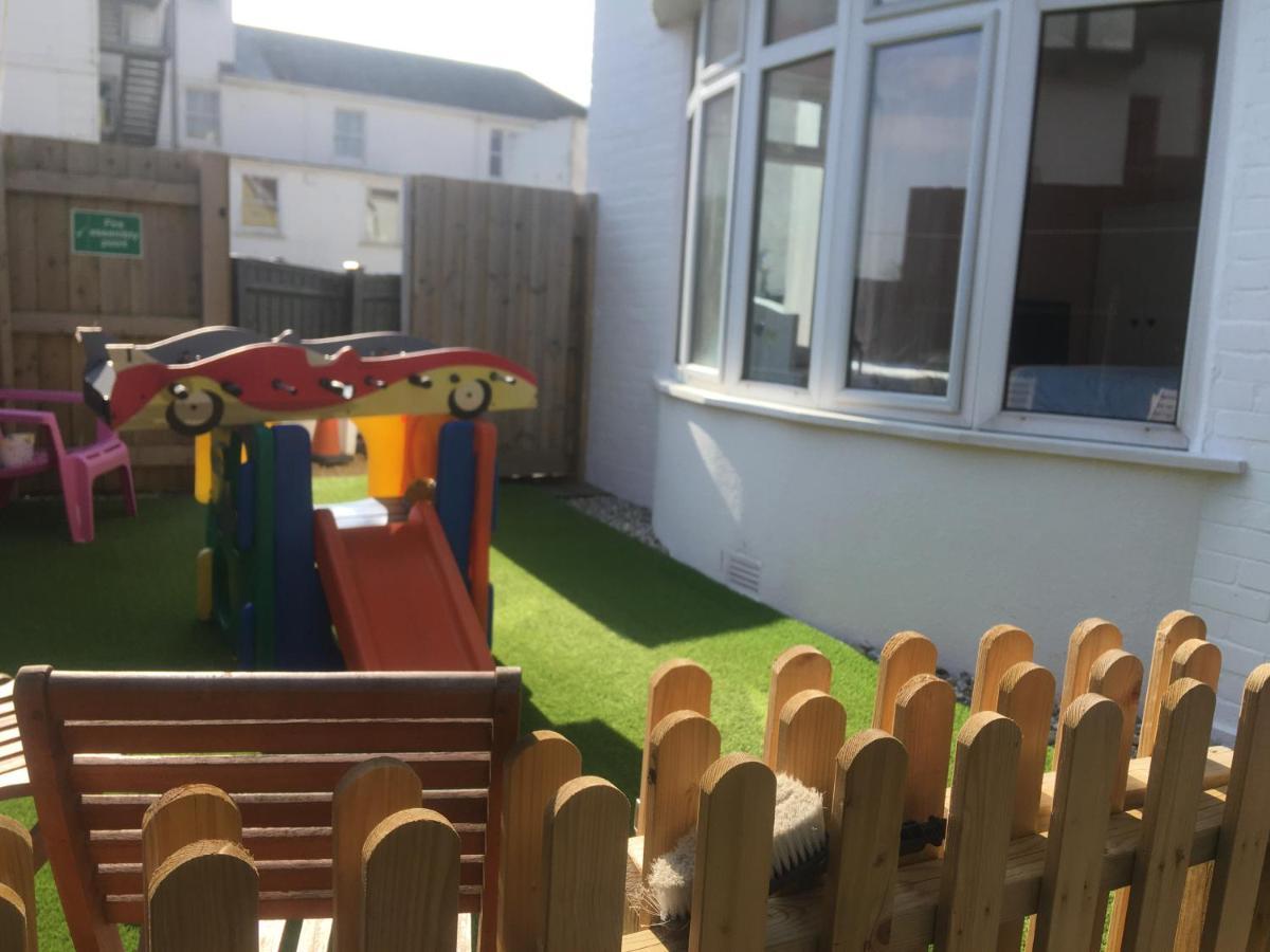 Pink House ,Opposite Beach ,Sleeps 6 , 2 Bedroom Ground Floor Self Contained Garden Flat , Private Entrance , Kitchen , Guaranteed Parking ,Wifi , Movies ,Bathroom ,Fridge , Microwave ,Bedroom 1, Double Bed & 2 Single Beds ,Bedroom 2 , Double Bed Paignton Zewnętrze zdjęcie