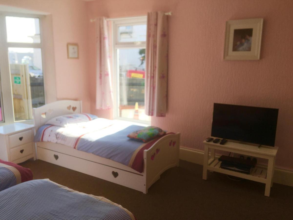 Pink House ,Opposite Beach ,Sleeps 6 , 2 Bedroom Ground Floor Self Contained Garden Flat , Private Entrance , Kitchen , Guaranteed Parking ,Wifi , Movies ,Bathroom ,Fridge , Microwave ,Bedroom 1, Double Bed & 2 Single Beds ,Bedroom 2 , Double Bed Paignton Zewnętrze zdjęcie