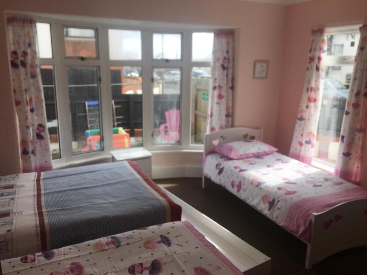 Pink House ,Opposite Beach ,Sleeps 6 , 2 Bedroom Ground Floor Self Contained Garden Flat , Private Entrance , Kitchen , Guaranteed Parking ,Wifi , Movies ,Bathroom ,Fridge , Microwave ,Bedroom 1, Double Bed & 2 Single Beds ,Bedroom 2 , Double Bed Paignton Zewnętrze zdjęcie