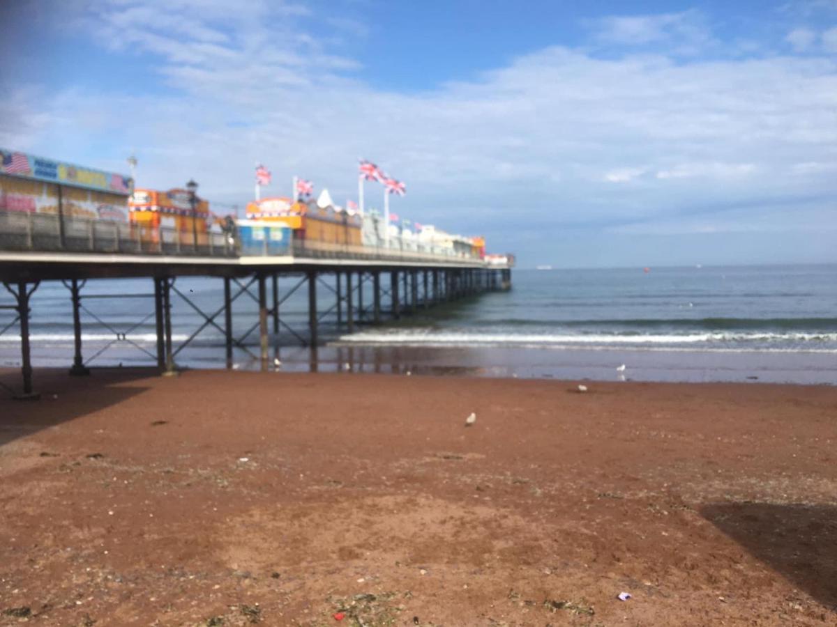 Pink House ,Opposite Beach ,Sleeps 6 , 2 Bedroom Ground Floor Self Contained Garden Flat , Private Entrance , Kitchen , Guaranteed Parking ,Wifi , Movies ,Bathroom ,Fridge , Microwave ,Bedroom 1, Double Bed & 2 Single Beds ,Bedroom 2 , Double Bed Paignton Zewnętrze zdjęcie