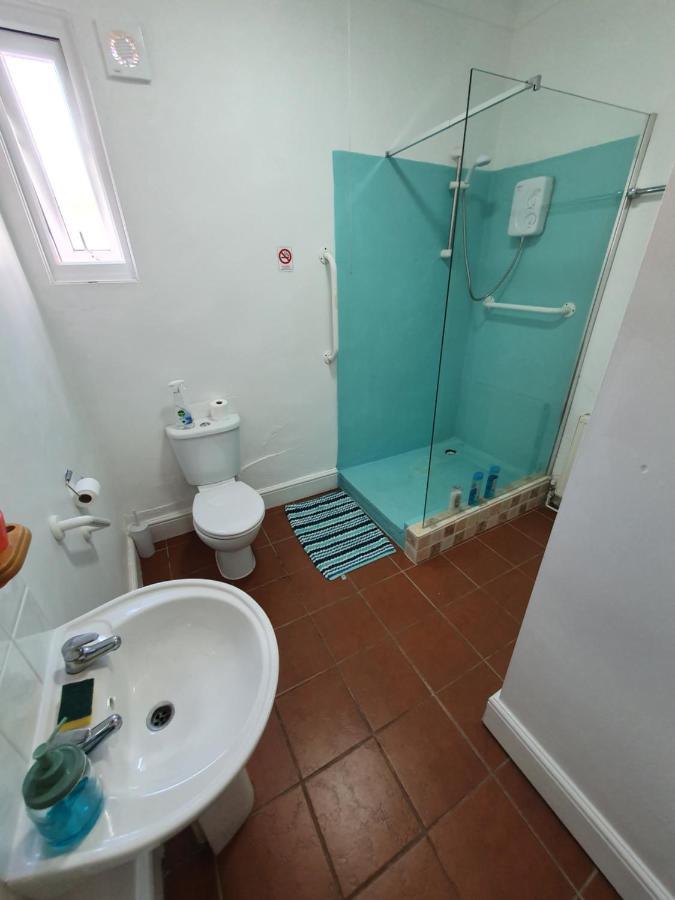 Pink House ,Opposite Beach ,Sleeps 6 , 2 Bedroom Ground Floor Self Contained Garden Flat , Private Entrance , Kitchen , Guaranteed Parking ,Wifi , Movies ,Bathroom ,Fridge , Microwave ,Bedroom 1, Double Bed & 2 Single Beds ,Bedroom 2 , Double Bed Paignton Zewnętrze zdjęcie