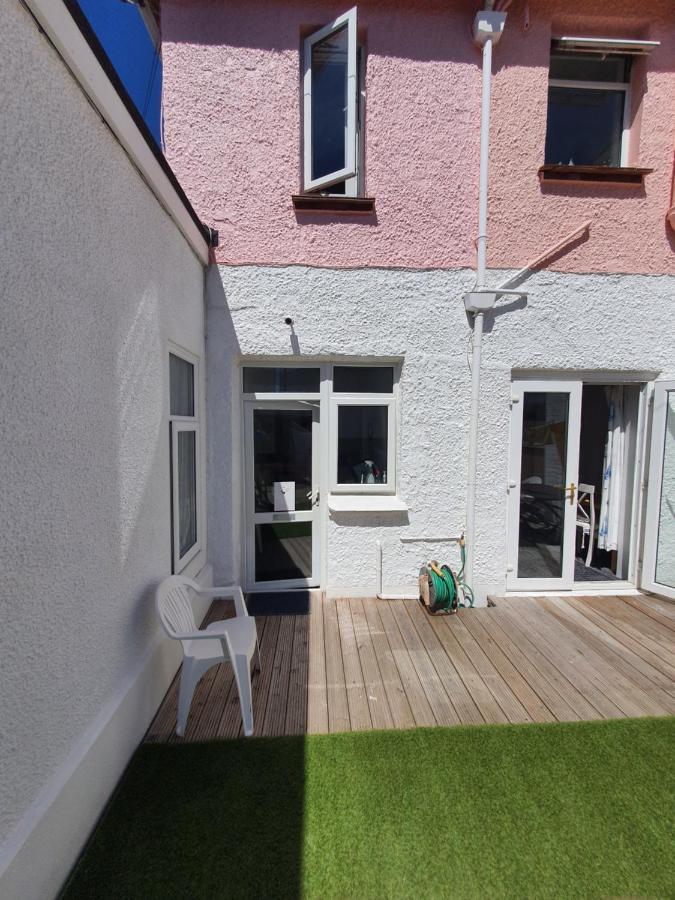 Pink House ,Opposite Beach ,Sleeps 6 , 2 Bedroom Ground Floor Self Contained Garden Flat , Private Entrance , Kitchen , Guaranteed Parking ,Wifi , Movies ,Bathroom ,Fridge , Microwave ,Bedroom 1, Double Bed & 2 Single Beds ,Bedroom 2 , Double Bed Paignton Zewnętrze zdjęcie