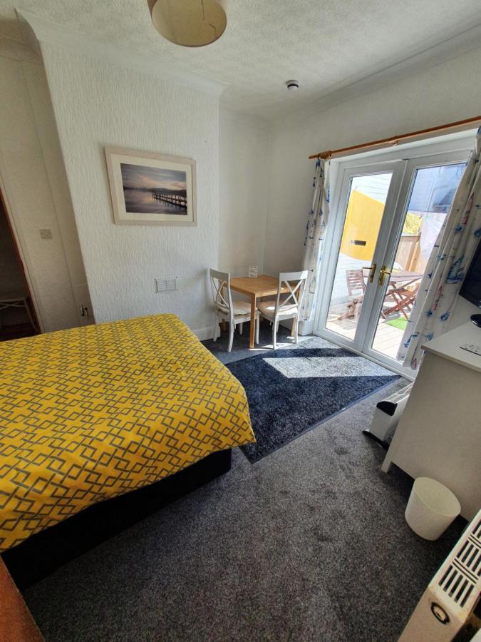 Pink House ,Opposite Beach ,Sleeps 6 , 2 Bedroom Ground Floor Self Contained Garden Flat , Private Entrance , Kitchen , Guaranteed Parking ,Wifi , Movies ,Bathroom ,Fridge , Microwave ,Bedroom 1, Double Bed & 2 Single Beds ,Bedroom 2 , Double Bed Paignton Zewnętrze zdjęcie
