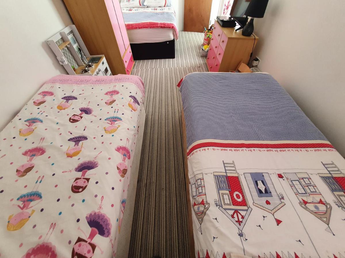 Pink House ,Opposite Beach ,Sleeps 6 , 2 Bedroom Ground Floor Self Contained Garden Flat , Private Entrance , Kitchen , Guaranteed Parking ,Wifi , Movies ,Bathroom ,Fridge , Microwave ,Bedroom 1, Double Bed & 2 Single Beds ,Bedroom 2 , Double Bed Paignton Zewnętrze zdjęcie