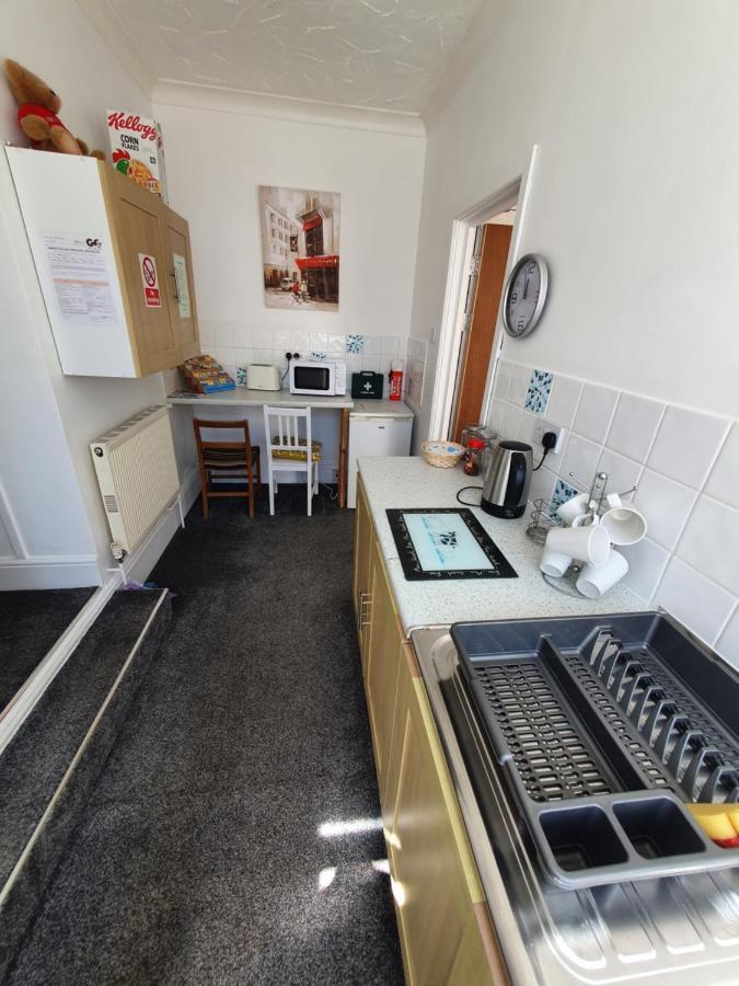 Pink House ,Opposite Beach ,Sleeps 6 , 2 Bedroom Ground Floor Self Contained Garden Flat , Private Entrance , Kitchen , Guaranteed Parking ,Wifi , Movies ,Bathroom ,Fridge , Microwave ,Bedroom 1, Double Bed & 2 Single Beds ,Bedroom 2 , Double Bed Paignton Zewnętrze zdjęcie