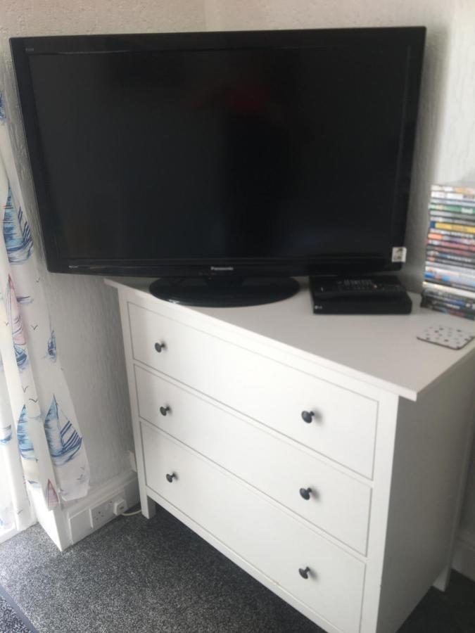 Pink House ,Opposite Beach ,Sleeps 6 , 2 Bedroom Ground Floor Self Contained Garden Flat , Private Entrance , Kitchen , Guaranteed Parking ,Wifi , Movies ,Bathroom ,Fridge , Microwave ,Bedroom 1, Double Bed & 2 Single Beds ,Bedroom 2 , Double Bed Paignton Zewnętrze zdjęcie