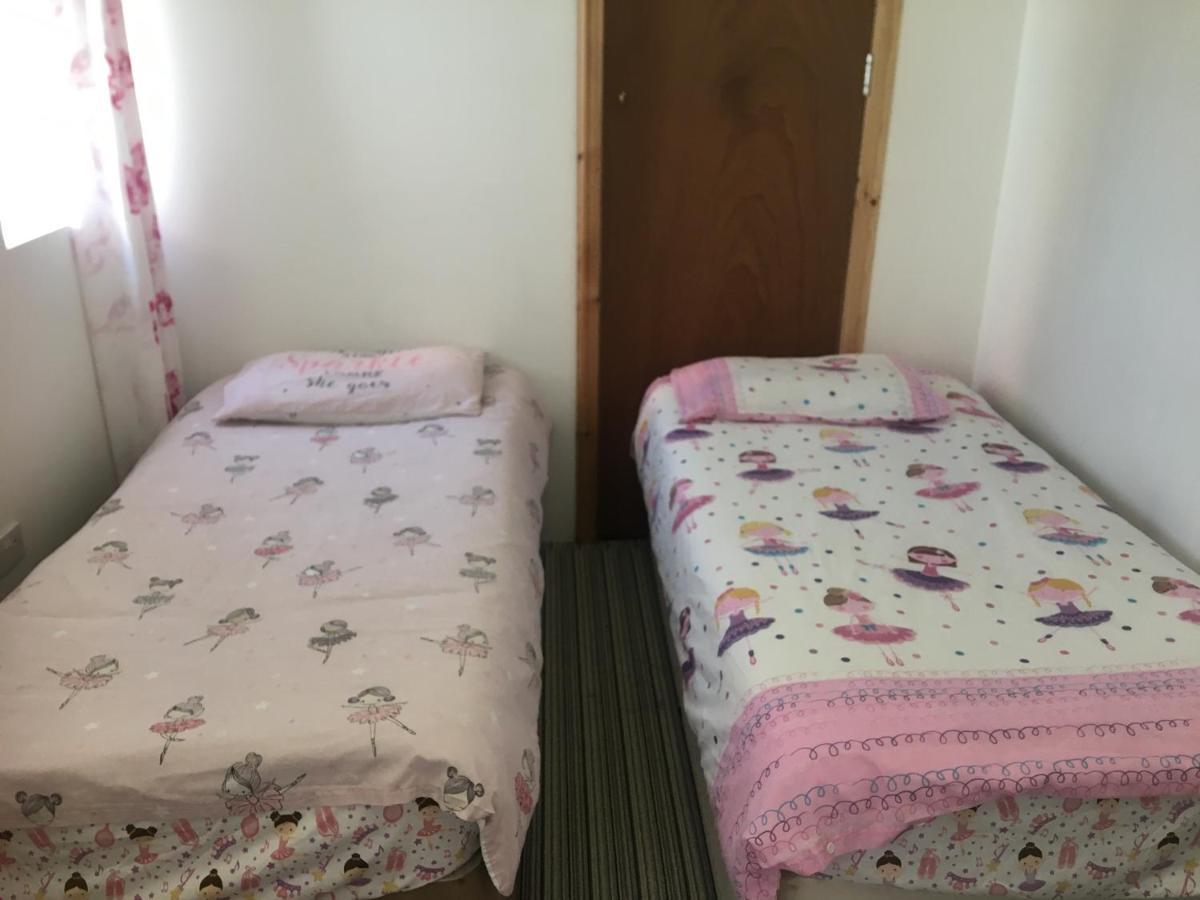 Pink House ,Opposite Beach ,Sleeps 6 , 2 Bedroom Ground Floor Self Contained Garden Flat , Private Entrance , Kitchen , Guaranteed Parking ,Wifi , Movies ,Bathroom ,Fridge , Microwave ,Bedroom 1, Double Bed & 2 Single Beds ,Bedroom 2 , Double Bed Paignton Zewnętrze zdjęcie