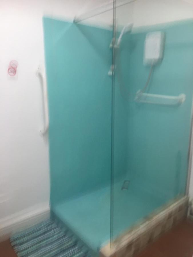 Pink House ,Opposite Beach ,Sleeps 6 , 2 Bedroom Ground Floor Self Contained Garden Flat , Private Entrance , Kitchen , Guaranteed Parking ,Wifi , Movies ,Bathroom ,Fridge , Microwave ,Bedroom 1, Double Bed & 2 Single Beds ,Bedroom 2 , Double Bed Paignton Zewnętrze zdjęcie
