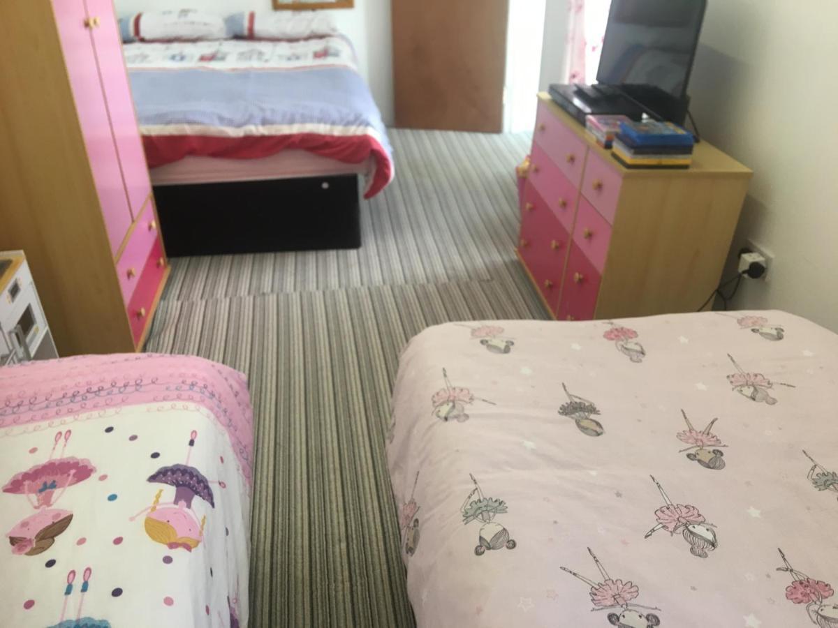 Pink House ,Opposite Beach ,Sleeps 6 , 2 Bedroom Ground Floor Self Contained Garden Flat , Private Entrance , Kitchen , Guaranteed Parking ,Wifi , Movies ,Bathroom ,Fridge , Microwave ,Bedroom 1, Double Bed & 2 Single Beds ,Bedroom 2 , Double Bed Paignton Zewnętrze zdjęcie