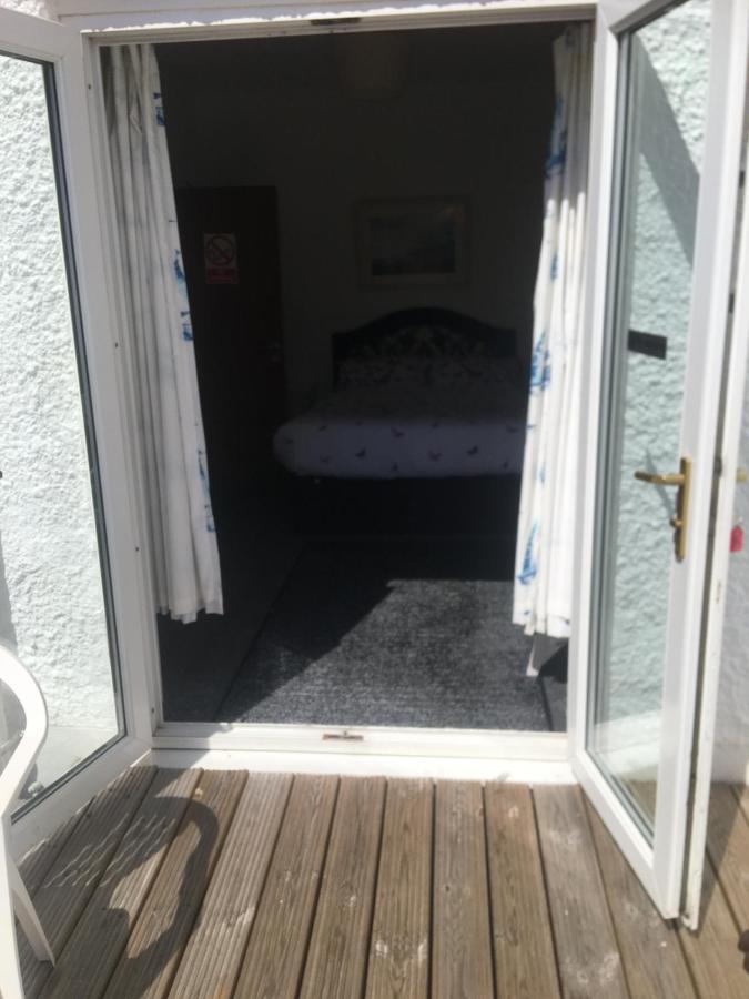 Pink House ,Opposite Beach ,Sleeps 6 , 2 Bedroom Ground Floor Self Contained Garden Flat , Private Entrance , Kitchen , Guaranteed Parking ,Wifi , Movies ,Bathroom ,Fridge , Microwave ,Bedroom 1, Double Bed & 2 Single Beds ,Bedroom 2 , Double Bed Paignton Zewnętrze zdjęcie