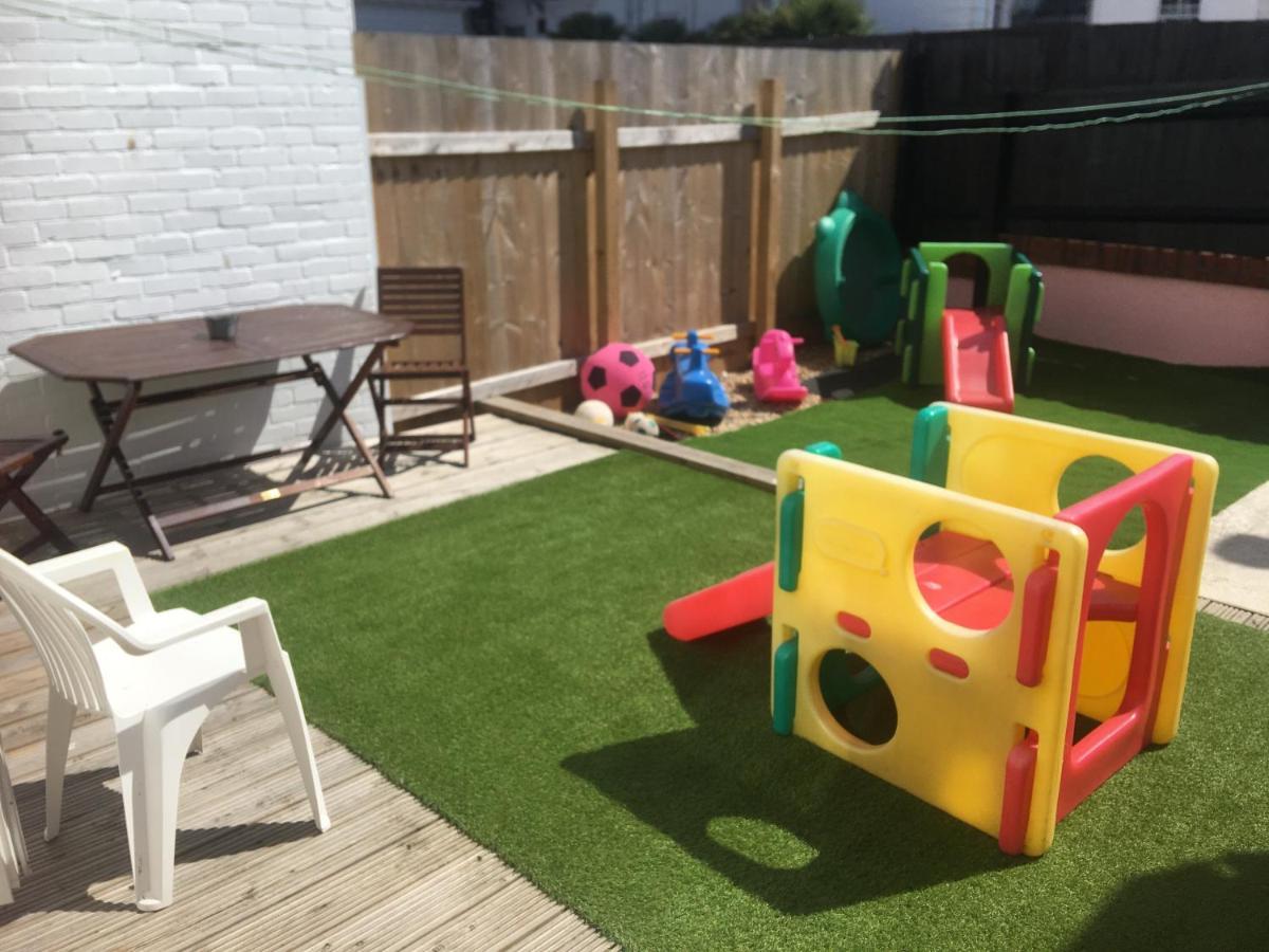 Pink House ,Opposite Beach ,Sleeps 6 , 2 Bedroom Ground Floor Self Contained Garden Flat , Private Entrance , Kitchen , Guaranteed Parking ,Wifi , Movies ,Bathroom ,Fridge , Microwave ,Bedroom 1, Double Bed & 2 Single Beds ,Bedroom 2 , Double Bed Paignton Zewnętrze zdjęcie